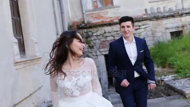 Nevěsta a ženich procházky po staré město — Stock video