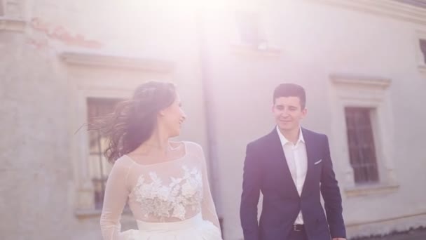 Sposa e sposo a piedi attraverso il centro storico — Video Stock