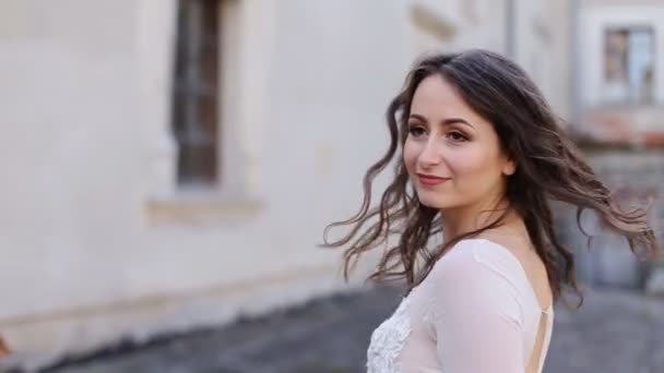 Невеста в стильном платье спокойствия уйти и повернуть голову — стоковое видео