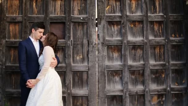 Novia en el fondo de las puertas del castillo — Vídeos de Stock