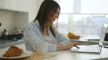 Bir şey onu laptop üzerinde tarama ve kahve içme genç kadın
