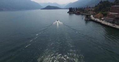 Körfezde dağ tepeleri arasında taşıma yat görünümünü. Lake Como, İtalya