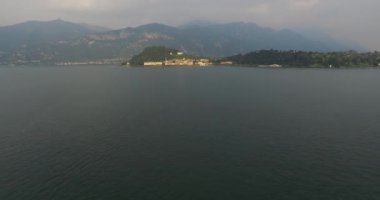 Liman şehrin görünümünü sisli dağlar arka plan ile. Lake Como, İtalya