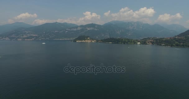 Vista de la ciudad portuaria situada junto a las montañas. Lago de Como, Italia — Vídeo de stock