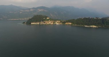 Liman şehrin görünümünü sisli dağlar arka plan ile. Lake Como, İtalya
