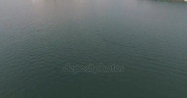 Liman şehrin görünümünü sisli dağlar arka plan ile. Lake Como, İtalya