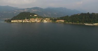 Liman şehrin görünümünü sisli dağlar arka plan ile. Lake Como, İtalya