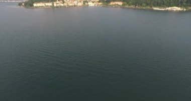 Liman şehrin görünümünü sisli dağlar arka plan ile. Lake Como, İtalya