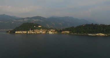 Liman şehrin görünümünü sisli dağlar arka plan ile. Lake Como, İtalya