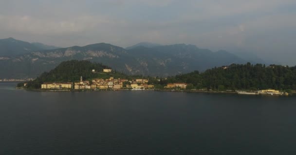 Vista de la ciudad portuaria con el fondo de las montañas brumosas. Lago de Como, Italia — Vídeo de stock