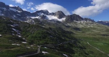 İsviçre Alpleri üzerinde dağ buzulların hava nefes kesen manzarası