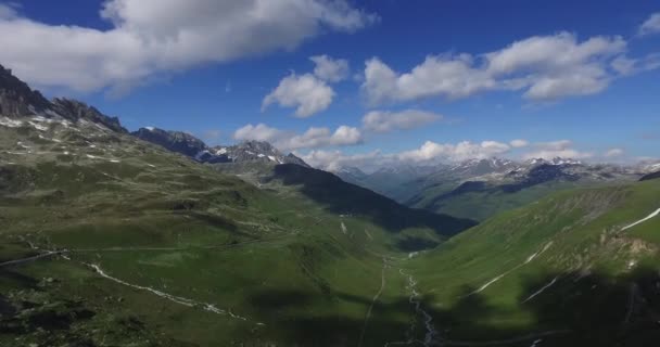 Vista aérea impresionante de los glaciares de montaña en la cima de los Alpes suizos — Vídeo de stock