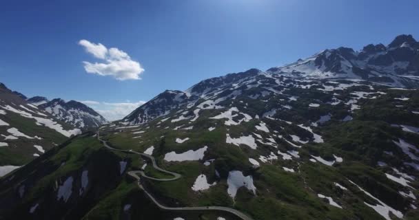 Coches que suben y bajan por la carretera situada en los Alpes suizos — Vídeos de Stock