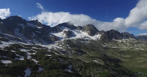 Vista aérea impresionante de los glaciares de montaña en la cima de los Alpes suizos — Vídeos de Stock