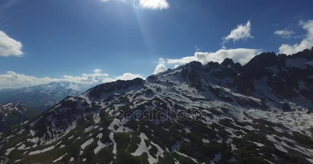 Hisnande Flygfoto över berget glaciärer på toppen av de schweiziska Alperna — Stockvideo