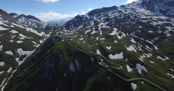 Adembenemende luchtfoto van berg gletsjers op de top van de Zwitserse Alpen — Stockvideo