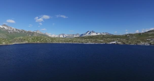 Flygfoto över små glaciärer på vattnet och fjällsjön Swiss — Stockvideo