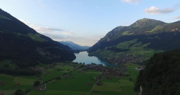 Vista aérea abrumadora del lago situado en el valle entre las montañas — Vídeo de stock