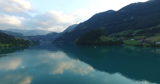 Αεροφωτογραφία του σκάφος επιπλέει στις όχθες του ποταμού ανάμεσα στα όρη Ελβετικές Άλπεις. — Αρχείο Βίντεο