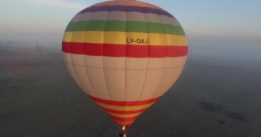 Renkli sıcak hava balonu erken morningg uçuşunu için hazırlanıyor