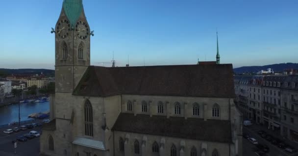 Hermosa vista de la ciudad europea de Zúrich situada a orillas del río. Suiza — Vídeo de stock