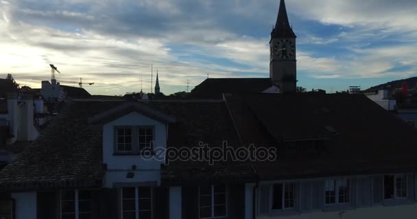Вид сверху на город Цюрих со старой европейской архитектурой . — стоковое видео