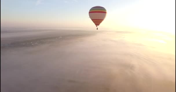 Widok z lotu ptaka z gorącym powietrzem balon odpływam płynnie w błękitne niebo — Wideo stockowe