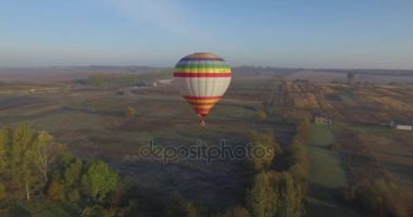 Çayırlar, havadan görünümü üzerinde sürüklenen renkli sıcak hava balonu