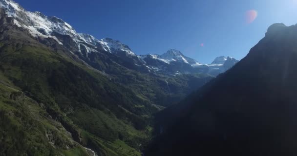 Luftaufnahme der Schweizer Alpen bei schönem Wetter. — Stockvideo