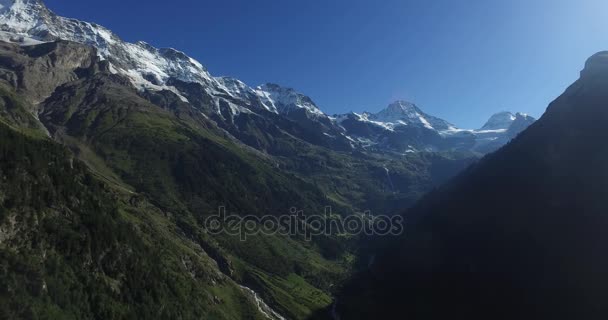 Güzel parlak hava İsviçre Alpleri'nde havadan görünümü. — Stok video