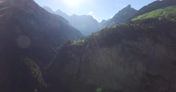 Veduta aerea montagne scogliere con il resto delle montagne sullo sfondo — Video Stock