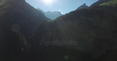 Bir arka plan üzerinde Alps kalanıyla dağlar uçurumlar yakın çekim