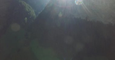 Güneş dağ tepeler üzerinde göz kamaştırıcı.