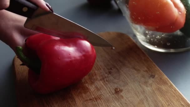 Close-up van van de vrouwtjes hand snijden verse gewassen rijpe paprika — Stockvideo
