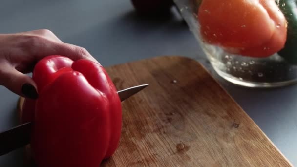 Close-up van van de vrouwtjes hand snijden verse gewassen rijpe paprika — Stockvideo