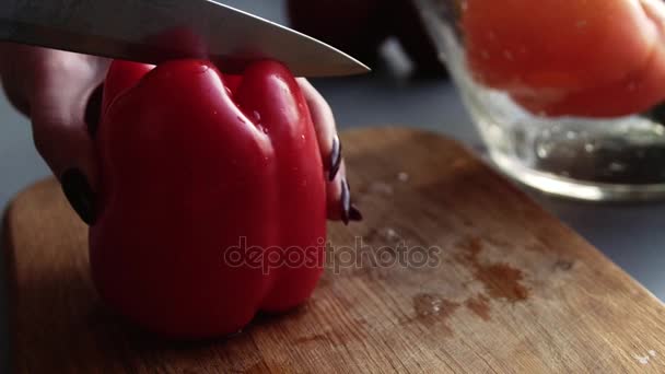 Vista de cerca de la mano de las hembras corte fresco lavado pimiento maduro — Vídeos de Stock