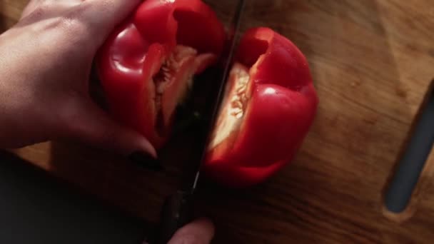 Nahaufnahme vom Messer, das Paprika auseinanderschneidet — Stockvideo