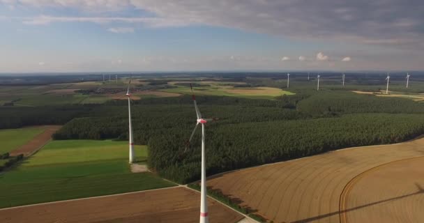Vista aérea de las turbinas eólicas situadas sobre un gran territorio de campo — Vídeos de Stock