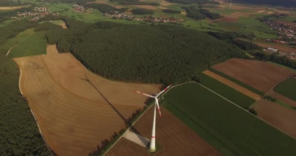 風力タービンとその周りにいくつかの入植地の航空写真. — ストック動画