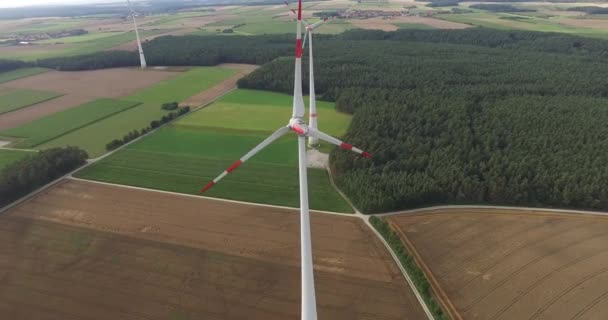 Rüzgar türbinleri üreten güç havadan görünümü — Stok video