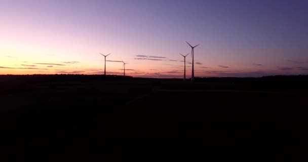 Vista aérea de las turbinas eólicas generadoras de energía al atardecer — Vídeos de Stock