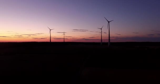 在夕阳的余晖风力涡轮机发电的鸟瞰图 — 图库视频影像