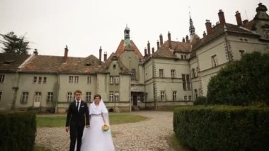 Hoş bir çift yürüyüş güzel eski kale parkı açık düğün