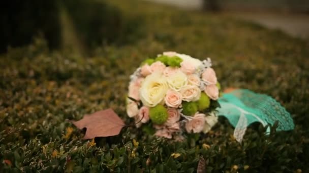 Primo piano di bel bouquet da sposa con fiori — Video Stock