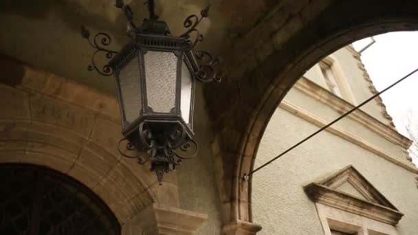 在古色古香的老城堡的大老灯笼的视图 — 图库视频影像