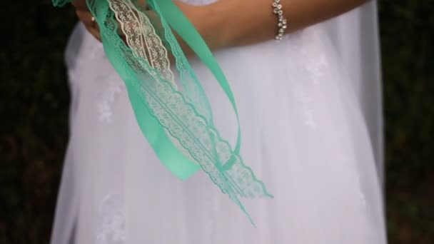 Крупним планом красивий весільний букет зі свіжими квітами — стокове відео