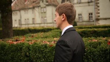 Damat gelin düğün buket tutan sevimli gelin gülümseyen güzel yürüyüş
