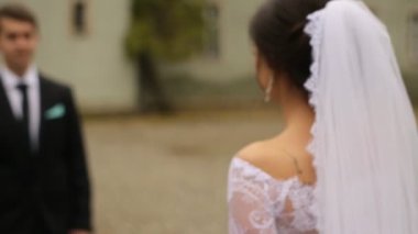 Arkadan Görünüm vurdu. Damada yürüyüş ve onu sarılma gelin