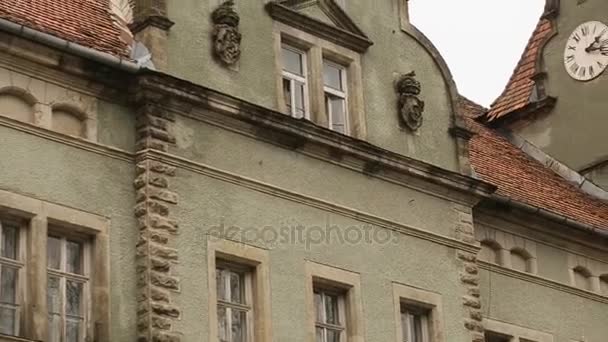 Вид на фасад замка, фронт со старыми часами на стене. Античный замок — стоковое видео