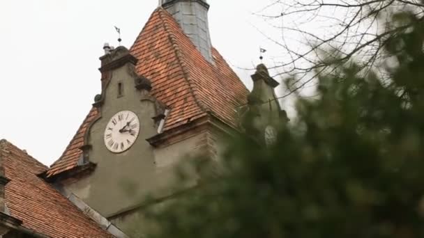 Pohled starožitný hrad fasády, vpředu s staré hodiny na zeď. — Stock video